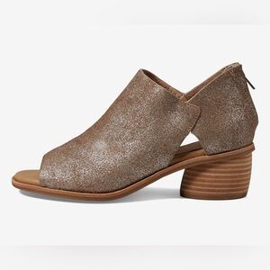 NWOT Sofft Carleigh open toed shoe with chunky heel in color natural. Women 9